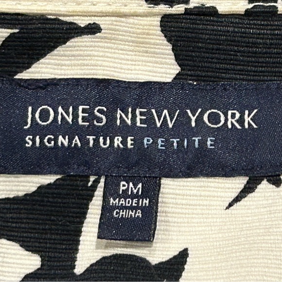 Rare Jones NY Jean Jacket, floral print 4 pockets with collar. NWOT Amazing!! - Picture 10 of 12